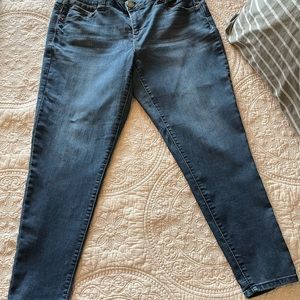 Democracy Ab Solution built in for waist slimming and comfort.